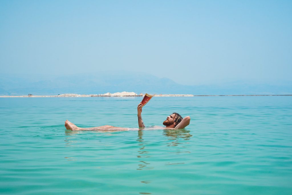 אישה שוכבת בחוף הים על אי בודד